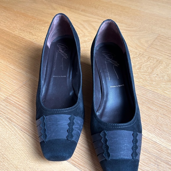 Donald J. Pliner black suede kitten pumps with gorgeous details - Picture 2 of 6